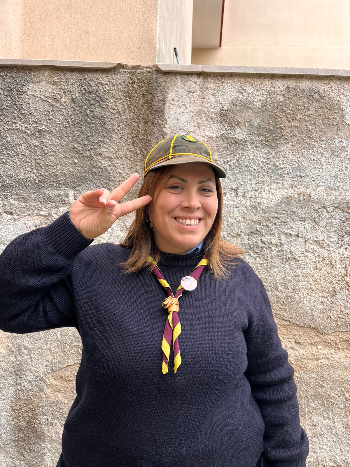 Pamela in uniforme scout, sorridente, con il fazzolettone e il cappellino